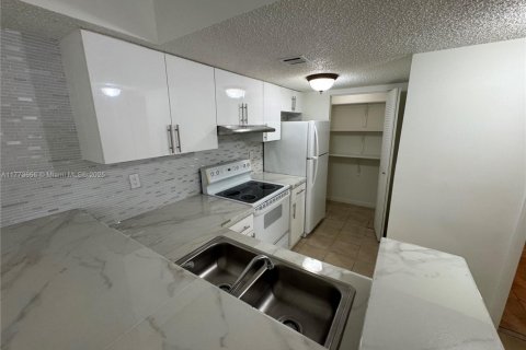 Condominio en venta en Hialeah, Florida, 2 dormitorios, 90.67 m2 № 1699938 - foto 3