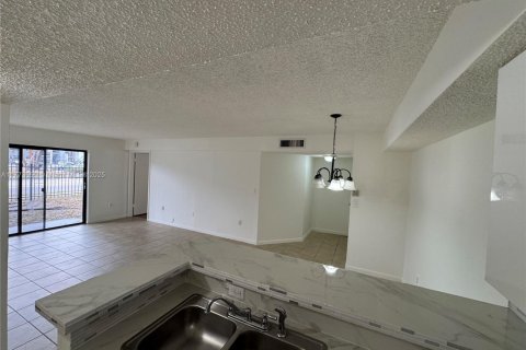 Condominio en venta en Hialeah, Florida, 2 dormitorios, 90.67 m2 № 1699938 - foto 5
