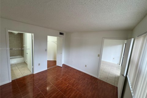 Condominio en venta en Hialeah, Florida, 2 dormitorios, 90.67 m2 № 1699938 - foto 11