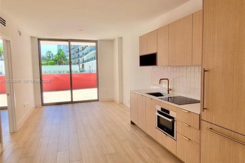 Condo in Miami, Florida, 1 bedroom  № 2180813 - photo 5