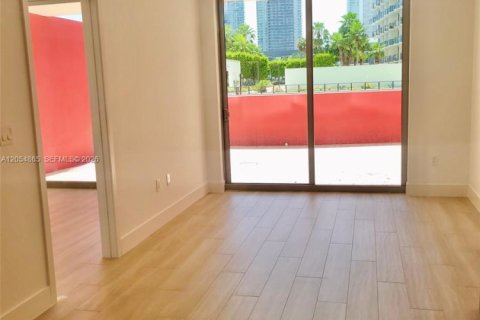 Condo in Miami, Florida, 1 bedroom  № 2180813 - photo 8