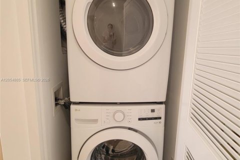 Condo in Miami, Florida, 1 bedroom  № 2180813 - photo 6