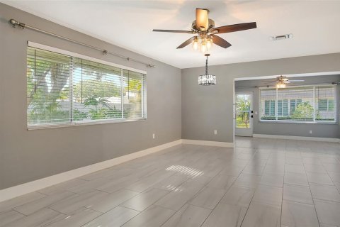 Copropriété à vendre à Sarasota, Floride: 2 chambres, 113.71 m2 № 1719647 - photo 4