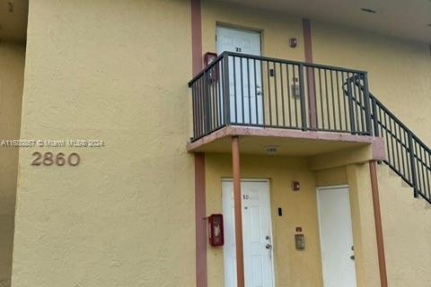 Copropriété à vendre à Lauderhill, Floride: 2 chambres, 102.19 m2 № 1978218 - photo 2