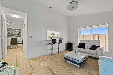 Casa en venta en Miami, Florida, 3 dormitorios, 136.01 m2 № 2011295 - foto 15