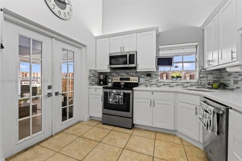 Casa en venta en Miami, Florida, 3 dormitorios, 136.01 m2 № 2011295 - foto 11