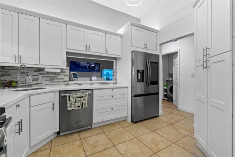 Casa en venta en Miami, Florida, 3 dormitorios, 136.01 m2 № 2011295 - foto 13