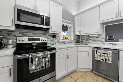 Casa en venta en Miami, Florida, 3 dormitorios, 136.01 m2 № 2011295 - foto 12