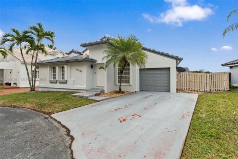 Casa en venta en Miami, Florida, 3 dormitorios, 136.01 m2 № 2011295 - foto 2