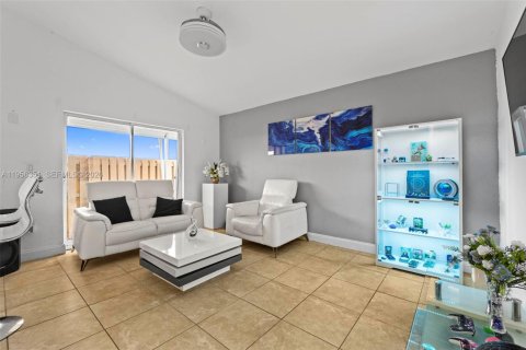 Casa en venta en Miami, Florida, 3 dormitorios, 136.01 m2 № 2011295 - foto 14