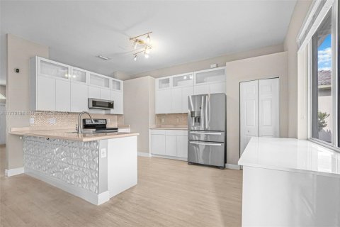 House in Homestead, Florida 4 bedrooms, 195 sq.m. № 1711385 - photo 9