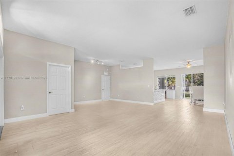 House in Homestead, Florida 4 bedrooms, 195 sq.m. № 1711385 - photo 4