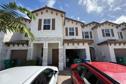 Adosado en Miami, Florida 4 dormitorios, 169.08 m2 № 2434067