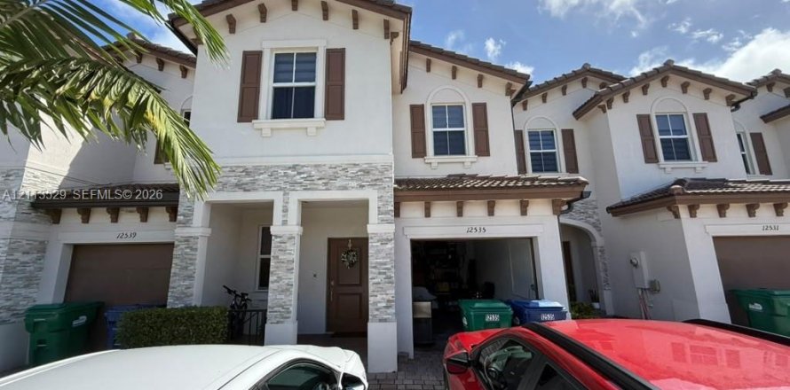 Adosado en Miami, Florida 4 dormitorios, 169.08 m2 № 2434067