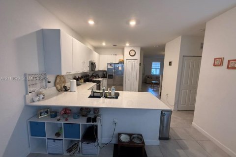 Adosado en venta en Miami, Florida, 4 dormitorios, 169.08 m2 № 2434067 - foto 15