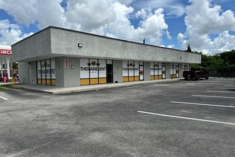 Propiedad comercial en alquiler en Port Charlotte, Florida, 397.16 m2 № 1835681 - foto 1