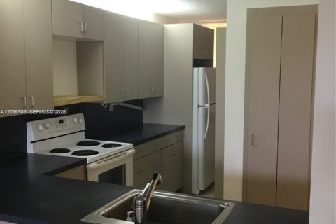Condominio en alquiler en Plantation, Florida, 2 dormitorios, 77.48 m2 № 2086155 - foto 3