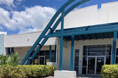 Propiedad comercial en alquiler en Port Charlotte, Florida, 121.33 m2 № 1884856 - foto 1