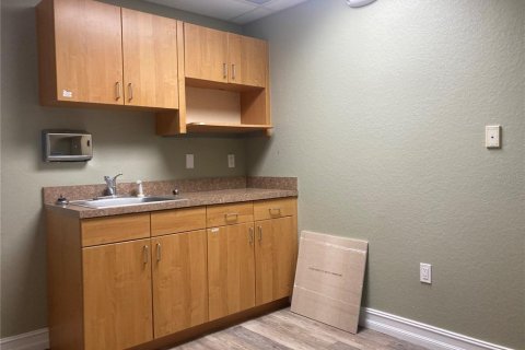 Propiedad comercial en alquiler en Port Charlotte, Florida, 121.33 m2 № 1884856 - foto 6