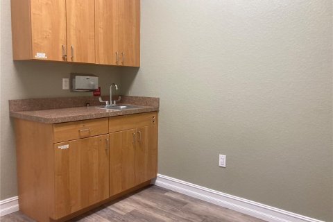 Propiedad comercial en alquiler en Port Charlotte, Florida, 121.33 m2 № 1884856 - foto 9