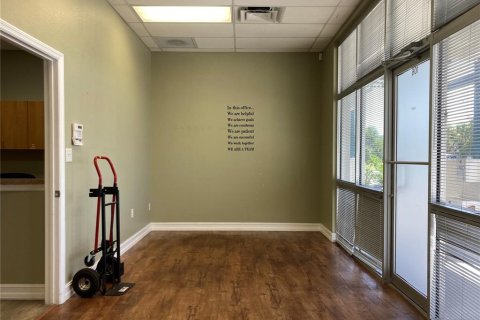 Propiedad comercial en alquiler en Port Charlotte, Florida, 121.33 m2 № 1884856 - foto 3
