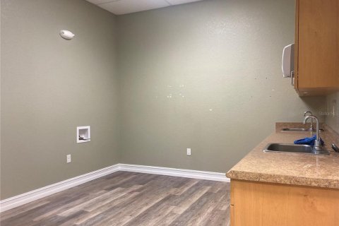 Propiedad comercial en alquiler en Port Charlotte, Florida, 121.33 m2 № 1884856 - foto 13
