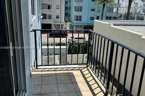 Condo in Miami Beach, Florida, 1 bedroom  № 1827533 - photo 2