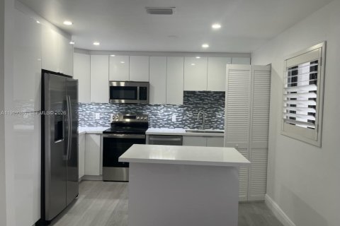 Villa ou maison à louer à Virginia Gardens, Floride: 3 chambres, 217.67 m2 № 2023732 - photo 3