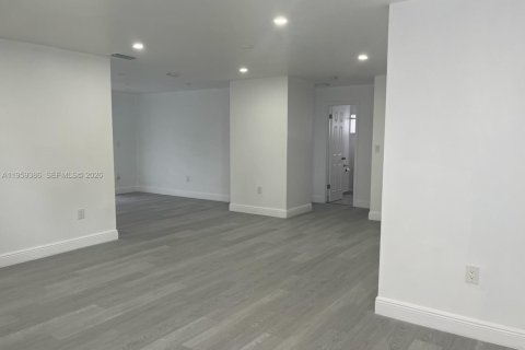 Villa ou maison à louer à Virginia Gardens, Floride: 3 chambres, 217.67 m2 № 2023732 - photo 2