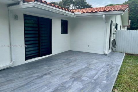 Villa ou maison à louer à Virginia Gardens, Floride: 3 chambres, 217.67 m2 № 2023732 - photo 5