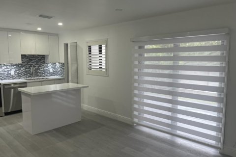 Villa ou maison à louer à Virginia Gardens, Floride: 3 chambres, 217.67 m2 № 2023732 - photo 4