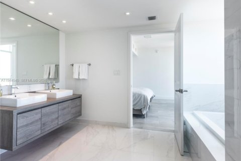 Copropriété à louer à Sunny Isles Beach, Floride: 3 chambres, 156.82 m2 № 2001079 - photo 13