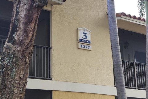 Снять в аренду квартиру в Помпано-Бич, Флорида 1 спальня, 72.93м2, № 1152158 - фото 1