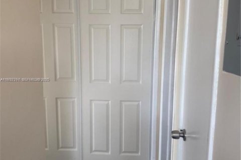 Condo in Bay Harbor Islands, Florida, 1 bedroom № 1990699 - photo 4