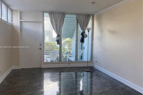 Condo in Bay Harbor Islands, Florida, 1 bedroom № 1990699 - photo 2