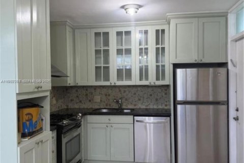 Condo in Bay Harbor Islands, Florida, 1 bedroom № 1990699 - photo 7