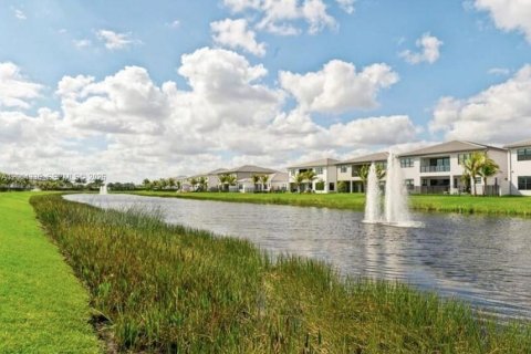 House in Boca Raton, Florida 5 bedrooms, 428.19 sq.m. № 2068827 - photo 16