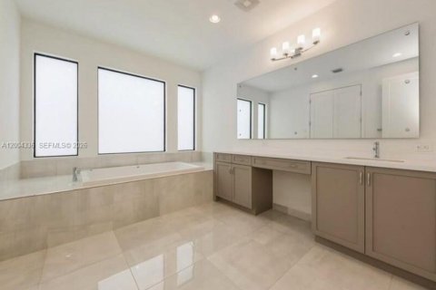 House in Boca Raton, Florida 5 bedrooms, 428.19 sq.m. № 2068827 - photo 14