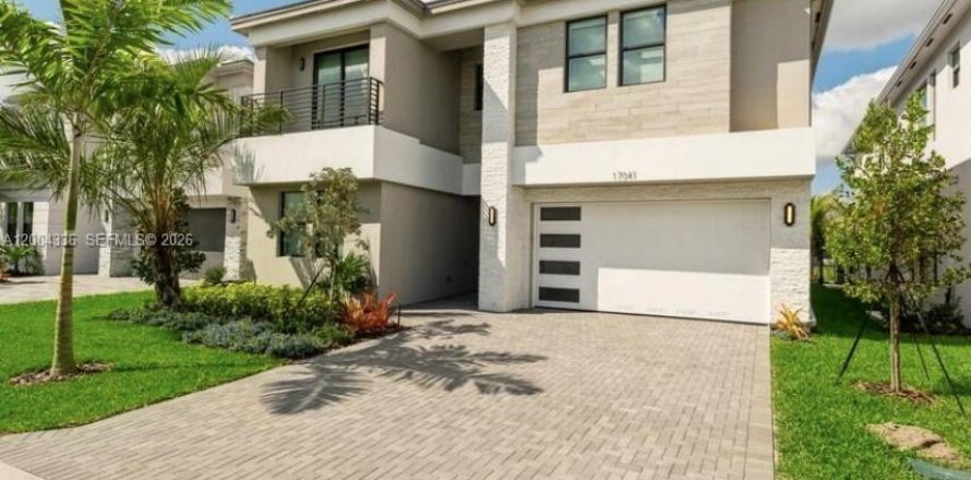 House in Boca Raton, Florida 5 bedrooms, 428.19 sq.m. № 2068827