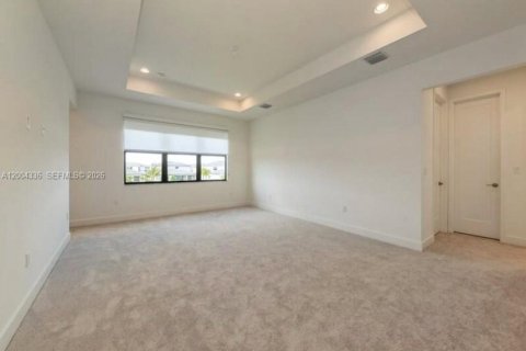 House in Boca Raton, Florida 5 bedrooms, 428.19 sq.m. № 2068827 - photo 12