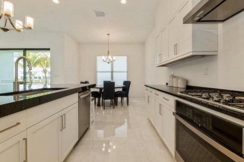 House in Boca Raton, Florida 5 bedrooms, 428.19 sq.m. № 2068827 - photo 9