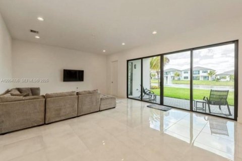 House in Boca Raton, Florida 5 bedrooms, 428.19 sq.m. № 2068827 - photo 6