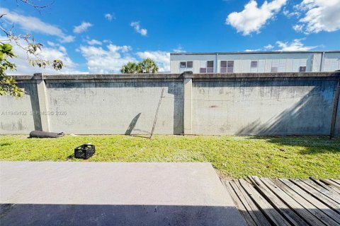 Снять в аренду виллу или дом в Лодердейл-Лейкс, Флорида 2 спальни, 63.64м2, № 2004892 - фото 7