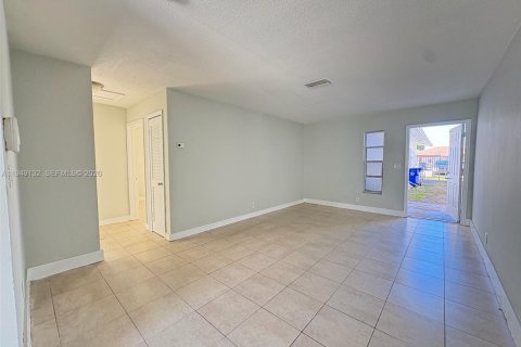 Дом в Лодердейл-Лейкс, Флорида 2 спальни, 63.64м2 № 2004892