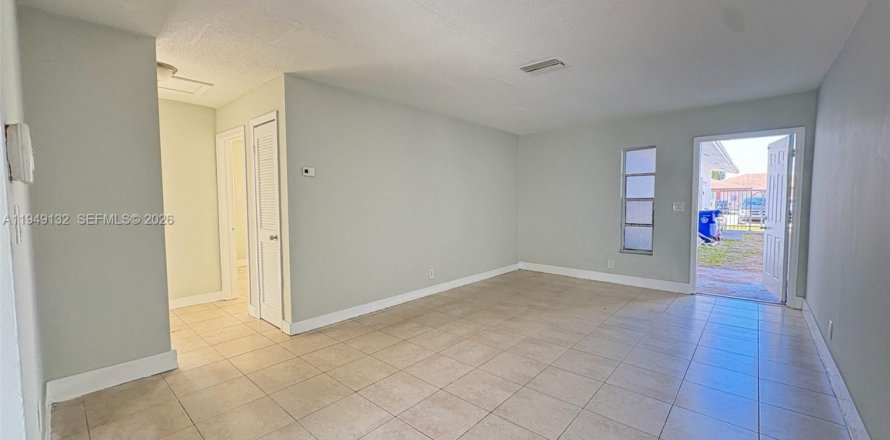 Дом в Лодердейл-Лейкс, Флорида 2 спальни, 63.64м2 № 2004892