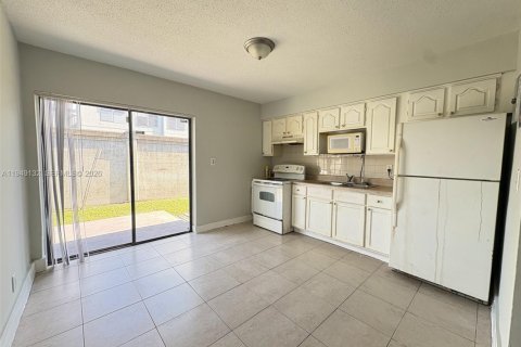 Снять в аренду виллу или дом в Лодердейл-Лейкс, Флорида 2 спальни, 63.64м2, № 2004892 - фото 2