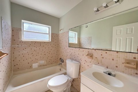 Снять в аренду виллу или дом в Лодердейл-Лейкс, Флорида 2 спальни, 63.64м2, № 2004892 - фото 4