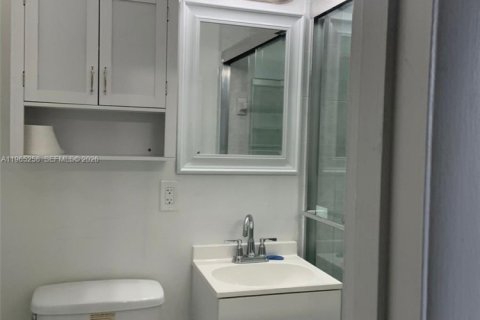 Condo in South Miami, Florida, 1 bedroom  № 2026918 - photo 3