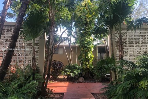 Condo in South Miami, Florida, 1 bedroom  № 2026918 - photo 6