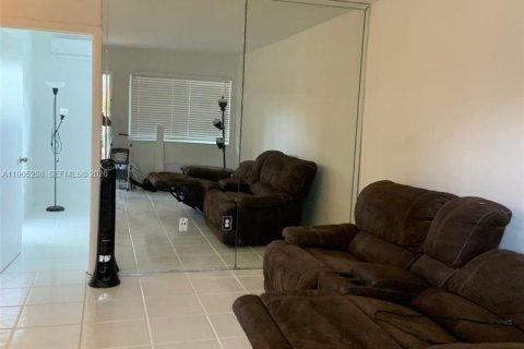 Condo in South Miami, Florida, 1 bedroom  № 2026918 - photo 2